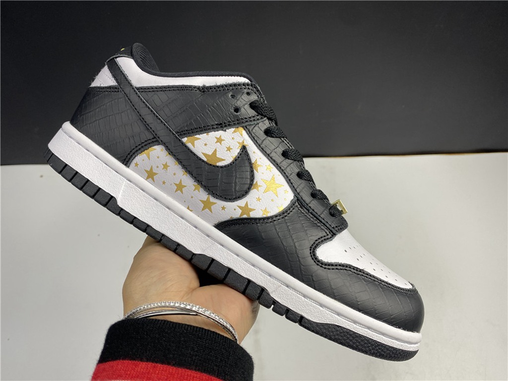 Svp*me x Nike SB Dunk Low DH3228-102